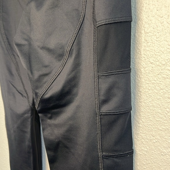 Forever 21 women’s long leggings black with mesh panels on sides - Picture 6 of 8